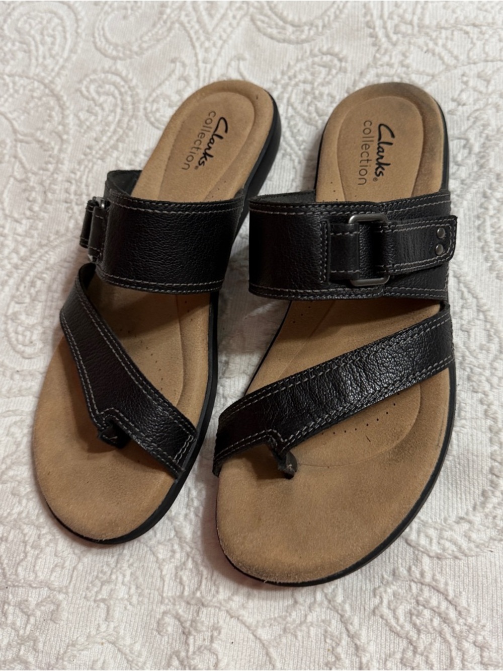 Clarks Size 8.5M Black Leather Buckle Toe-Loop Sandals